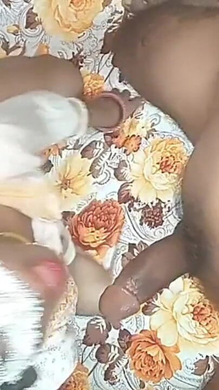 भारतीय जोड़े एक साथ पोर्न देखकर उत्तेजित हो जाते हैं और कठोर सेक्स करते हैं