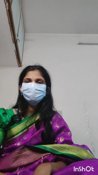 गुलाबी साड़ी में देसी भाभी शिवानी कामुक।