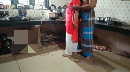 पति और पत्नी घर पर रसोई में मुख-मैथुन दे रहे हैं