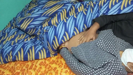 नवविवाहित भाभी रोमांस कर रही हैं।