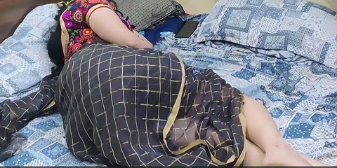 साड़ी में चोर ने मल्लू सौतेली लड़की के स्तन चूसे