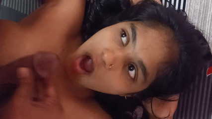 उसे मेरा बड़ा लंड चूसना और चेहरे पर वीर्य निकालना पसंद है