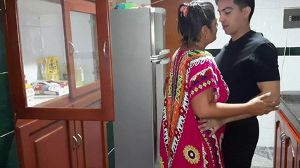 रसोई में मेरी कामुक सौतेली माँ को चोदना। पूरी मूवी