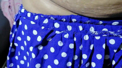 बॉलीवुड भारतीय अभिनेत्री मिया व्हाइट अपनी गीली बिल्ली दिखा रही हैं