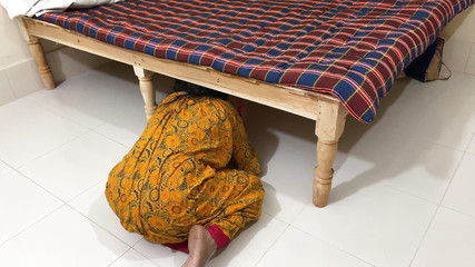 मैंने अपने घर की नौकरानी को गले लगाया और चोदना शुरू कर दिया