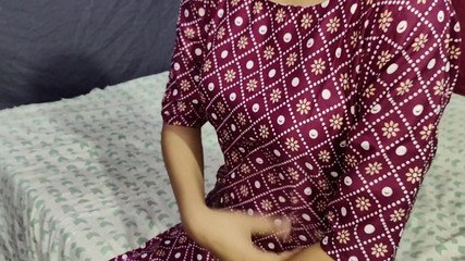 बड़ी गांड वाली चाची अपने कपड़े बदल रही थी और लड़का उसकी चाची को देख रहा था और उसने उसे पकड़ लिया और उसे चोदकर दंडित किया