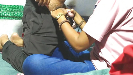 टीशर्ट में हॉट स्टेप सी स्टार संजना और जे ईए एनएस लंड की बहुत भूखी हैं