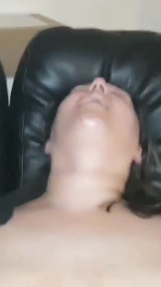 पति मेरी टपकती गीली चूत में उंगली कर रहा है