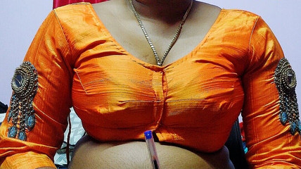 होटल लड़के के साथ बड़े स्तन वाली भारतीय सौतेली माँ का सेक्स