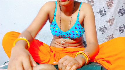 वेलेंटाइन का सबसे अच्छा उपहार मुर्गा खाने वाली बहुत भूखी प्रेमिका पेशाब के छेद में जीभ फिराती है। बहुत कामुकता से चूसना