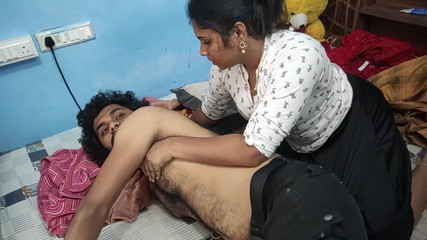 बेडरूम में सौतेली बहन के साथ लंबा लिप लॉक