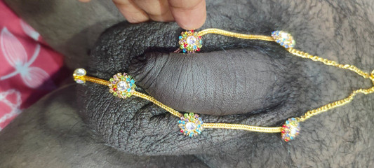 देसी भारतीय गुजराती गृहिणी का अपने पति के दोस्त के साथ बेडरूम में रोमांस