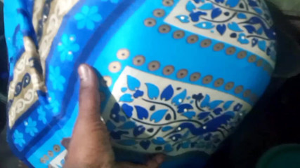 सुबह के समय घर पर काम करते समय अश्लील वीडियो