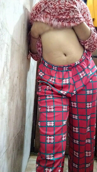 नवविवाहिता पत्नी को नग्न अवस्था में नहाते देखा