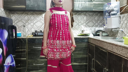 शरारती वर्जिन किशोर देवर को चोदना सिखाता है