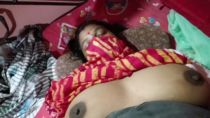 अगले घर में धोखा दे रही पत्नी को चोदना