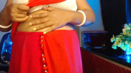 सेक्सी देसी लड़की ब्रा पहने हुए अपने हॉट और बड़े स्तन दिखाती है