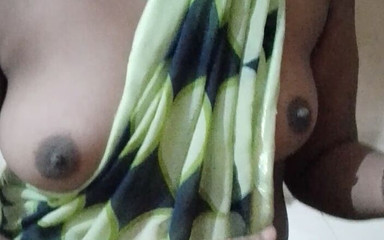 बॉय फ्रेंड के साथ भारतीय भाभी