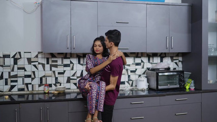 देसी लड़की 18 साल की टाइट चूत में किचन में हार्डकोर सेक्स