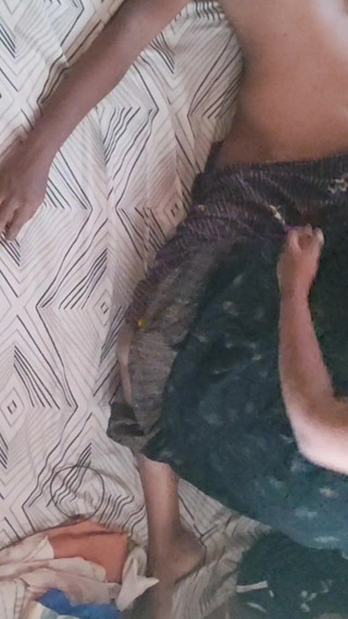 भारतीय महिला बिस्तर पर रोमांटिक सेक्स करती है और उसे सुखद अंत मिलता है