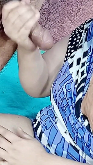 बड़े स्तन वाली पत्नी को धोखा देते हुए हैंडजॉब देता है और हस्तमैथुन करता है वह भारतीय बड़े लंड की चाहत रखता है