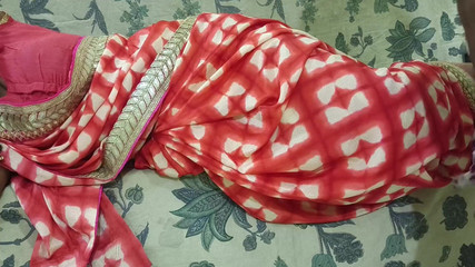 भाभी साड़ी पहन रही थी, तभी देवर ने उन्हें चोदना शुरू कर दिया