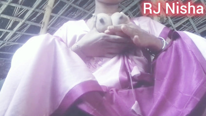 एकल लड़की उंगलियों से हस्तमैथुन करती है