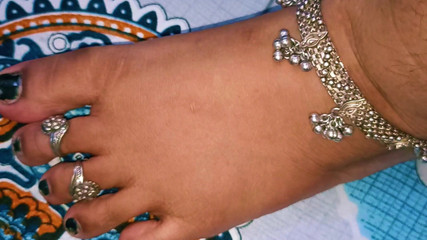 देसी सौतेली माँ अपने सौतेले बेटे के साथ उसके कमरे के संकलन में सेक्स करना चाहती है