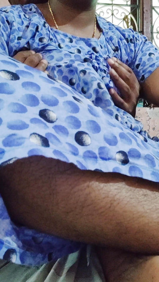 जब घर खाली होता है तो उसे और अधिक मनोरंजक मित्रों के अनुरोधित वीडियो की आवश्यकता होती है