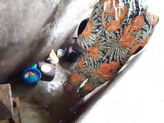 युवा भारतीय आदमी ने शॉवर में अपनी सौतेली माँ को चोदा