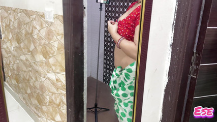 देसी दर्जी ने मौके का फायदा उठाया और भाभी की करी छुड़ा दी.