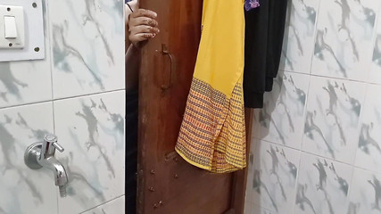 साड़ी उठाने और उस पर हाथ मारने का मजा ही अलग है.