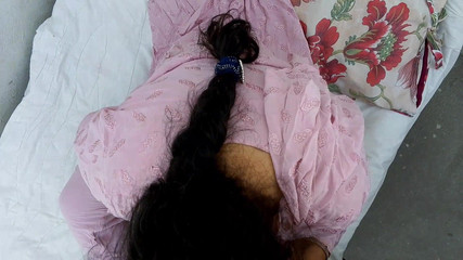 भारतीय पति ने पत्नी के साथ सेक्स किया और सप्ताहांत के दिनों का आनंद लिया।