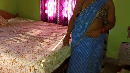 नीली साड़ी में डॉगी स्टाइल में हॉट इंडियन भाभी की चुदाई