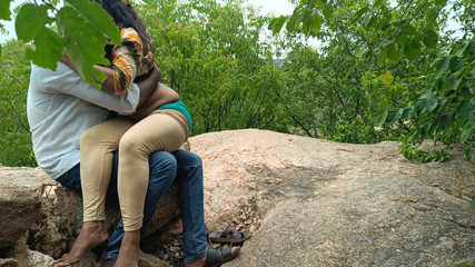 सौतेली बहन के साथ घर के बाहर बैठकर चुदाई