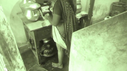 पति स्तन दबाता है