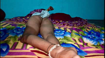 देसी गांव की लड़की की टाइट चूत चुदाई वीडियो देसी गांव की लड़की की टाइट चूत की चुदाई.