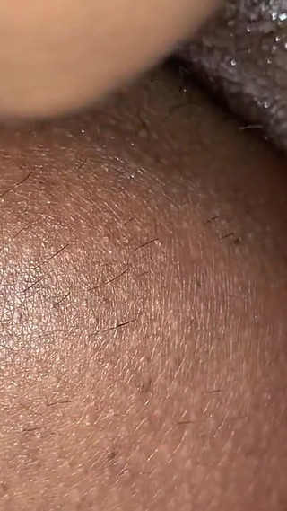 मेरी गर्लफ्रेंड ने मेरी गांड को चाटा और अपनी जीभ से छोड़ा और मेरे डिक को भी चूसा