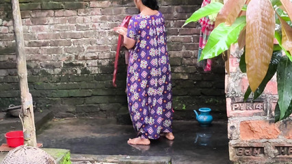 नहाते समय मैंने अपनी सौतेली चाची को देखा, मैंने उसे गले लगा लिया और चोदना शुरू कर दिया