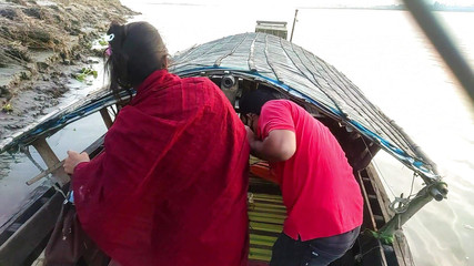 लाल साड़ी में बंगाली लड़की आउटडोर वीडियो