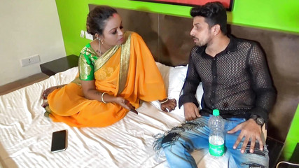 एक देसी भाभी और उसके पूर्व प्रेमी ने एक होटल के कमरे में जाकर चुदाई की।