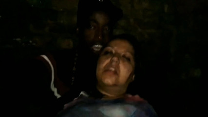 पति मेरी गीली गुलाबी बिल्ली में उंगली करके संभोग सुख की धार छोड़ रहा है