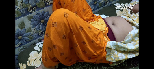 लड़की ने अपने पेट नवी और स्तन की समीक्षा की। भारतीय लड़की अश्लील