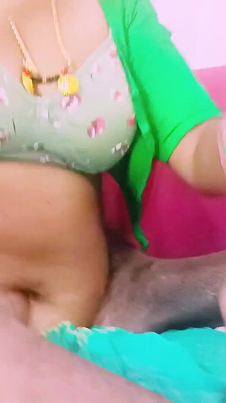 भारतीय साड़ी हाउस नौकरानी दुर्भाग्य से हाउस मालिक को चोद रही है। तेलुगु गंदी बातें।