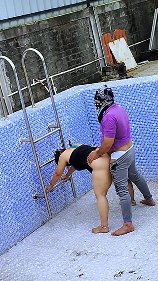 स्विमिंग पूल में देसी युगल गुप्त सेक्स भारतीय अश्लील