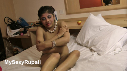 बड़ी गांड वाली हस्तमैथुन वाली कामुक भारतीय लड़की