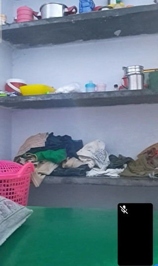 गाँव की सौतेली औरत अपना शरीर दिखा रही है