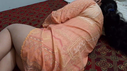 भारतीय सौतेली माँ को अपनी यौन इच्छाएँ पूरी करते हुए देखा क्योंकि सौतेला पिता कुछ दिनों से घर नहीं आ रहा था