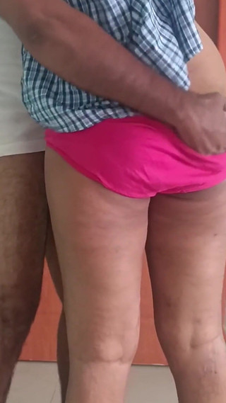 चेन्नई की एक कॉलेज लड़की छुट्टी के दिन घर में ट्यूशन टीचर के साथ वर्दी में खड़ी होकर रोमांस कर रही है