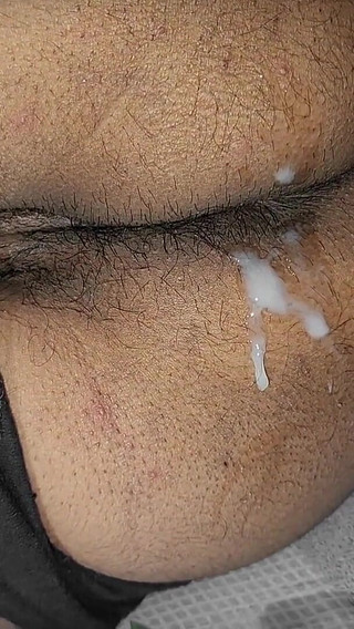 सौतेली माँ चाहती है कि मैं उसकी गांड के साथ खेलूँ और उस पर वीर्य गिराऊँ